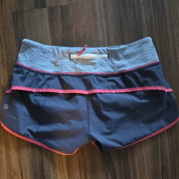 Lululemon Speed Shorts Size 4 Lined - Picture 2 of 3